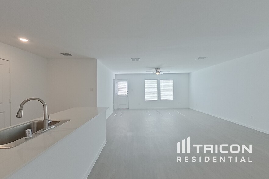 Building Photo - 827 Ginkgo Wy