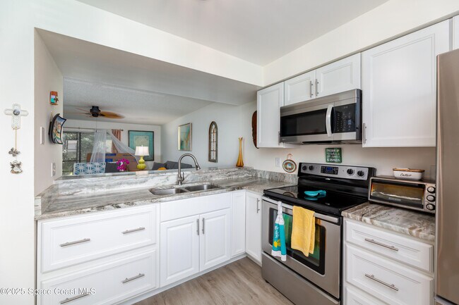Building Photo - 2245 Golf Isle Dr
