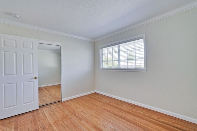 Building Photo - Charming & Refreshed Well-Maintained 4 Bed...