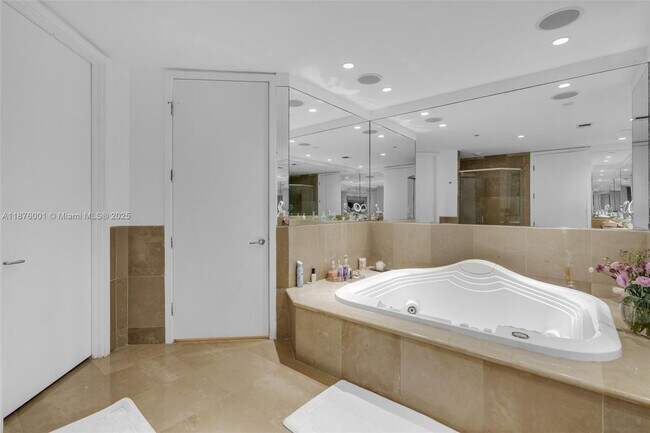 Building Photo - 5959 Collins Ave