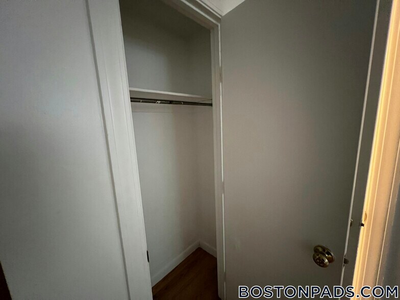 Building Photo - 405 Beacon St