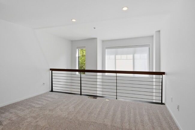 Building Photo - 2Bd/1.75Ba Bellevue Townhome