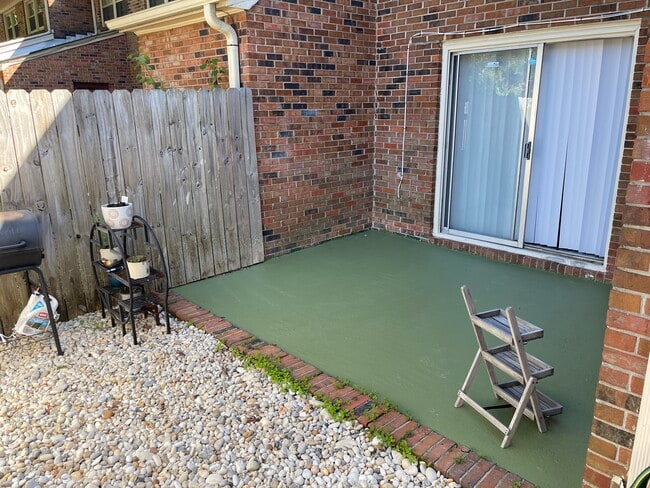 Fenced Pocket yard - 221 Bailiff Ct