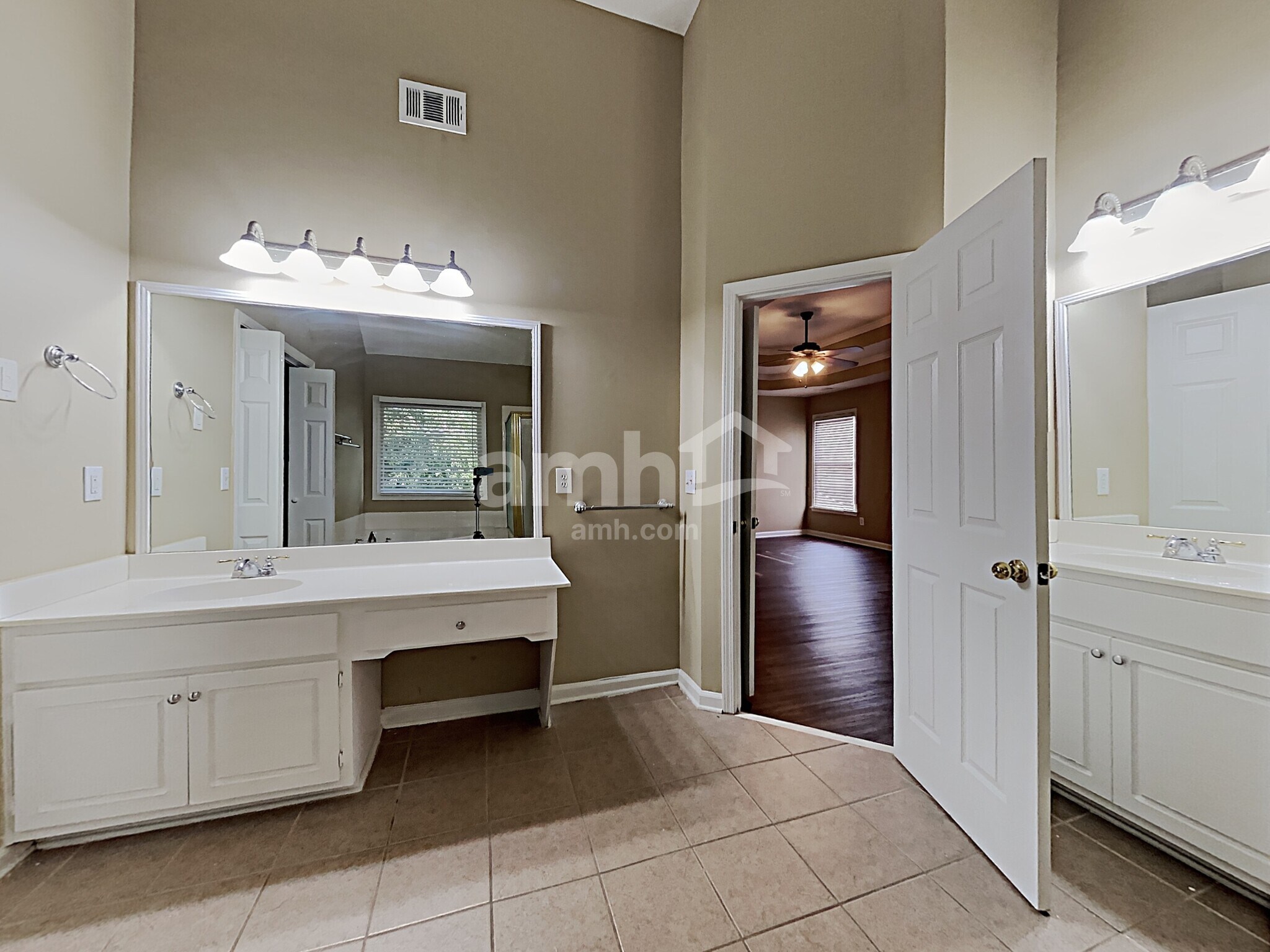 Building Photo - 2079 Sugar Springs Dr