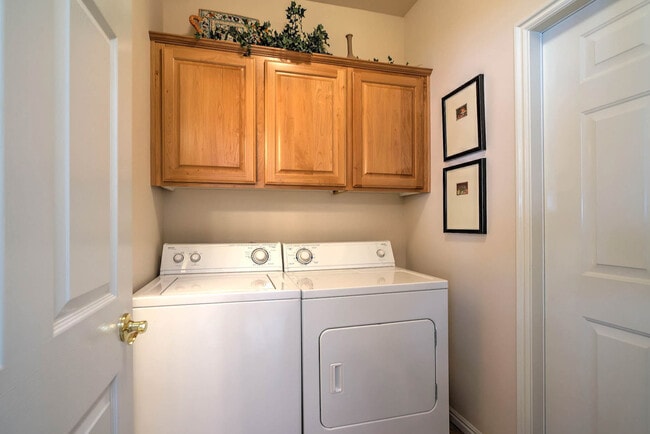 Building Photo - Fully Furnished Home. All utilities includ...