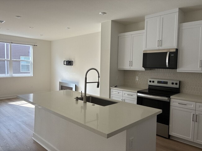 Building Photo - Modern 3-story townhouse in Ontario