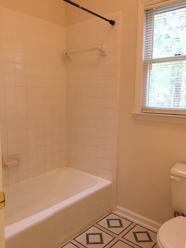 Building Photo - Inviting 3br house in Morrisville with woo...