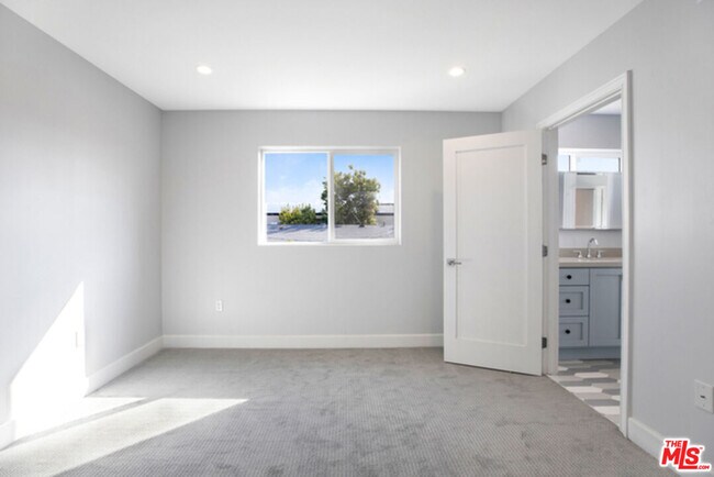 Building Photo - 6032 Romaine St