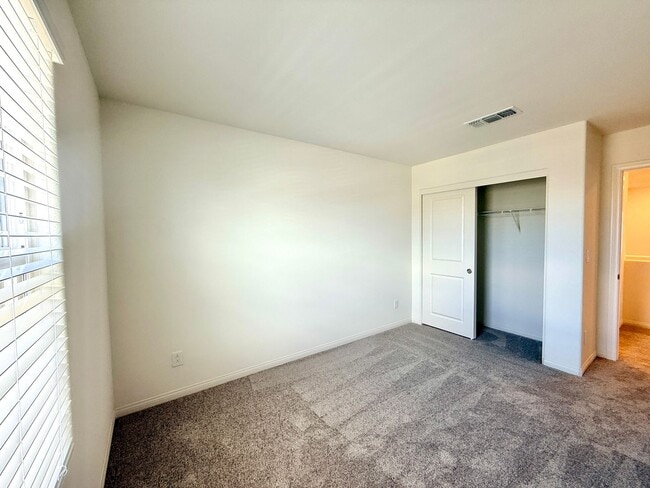 Building Photo - Modern 3BR Home - Prime Location