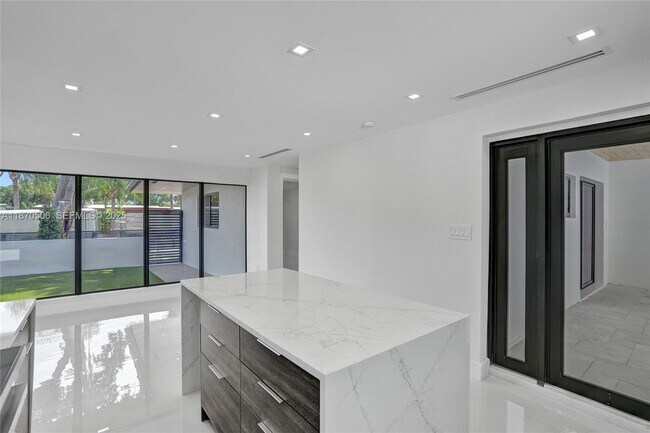 Building Photo - 1931 NE 186th Dr