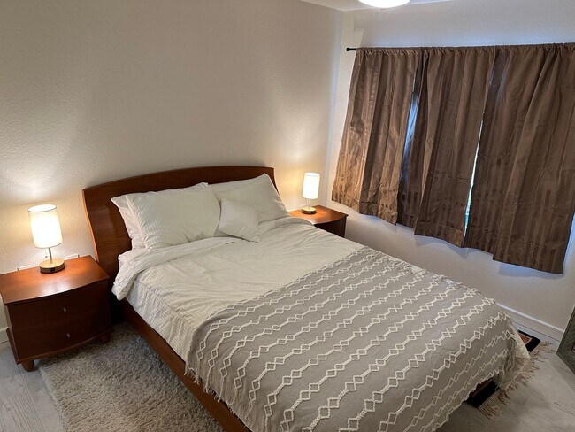 Building Photo - SEASONAL RENTAL - Downtown Sarasota Renova...
