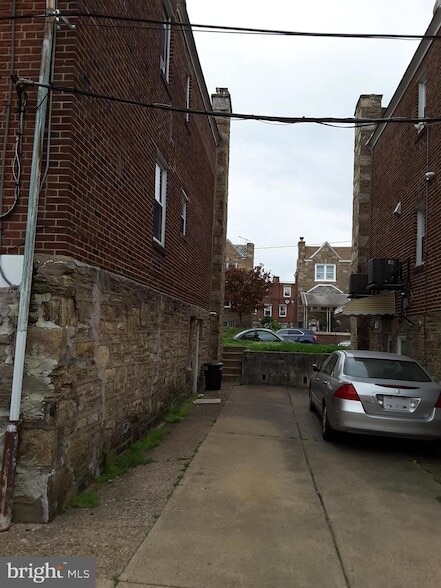 Building Photo - 1226 Hellerman St