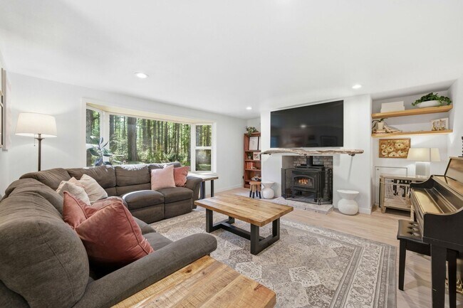 Building Photo - Gig Harbor farm home with great amenities - 5 bedroom 2 bath with garage and more - Available May...
