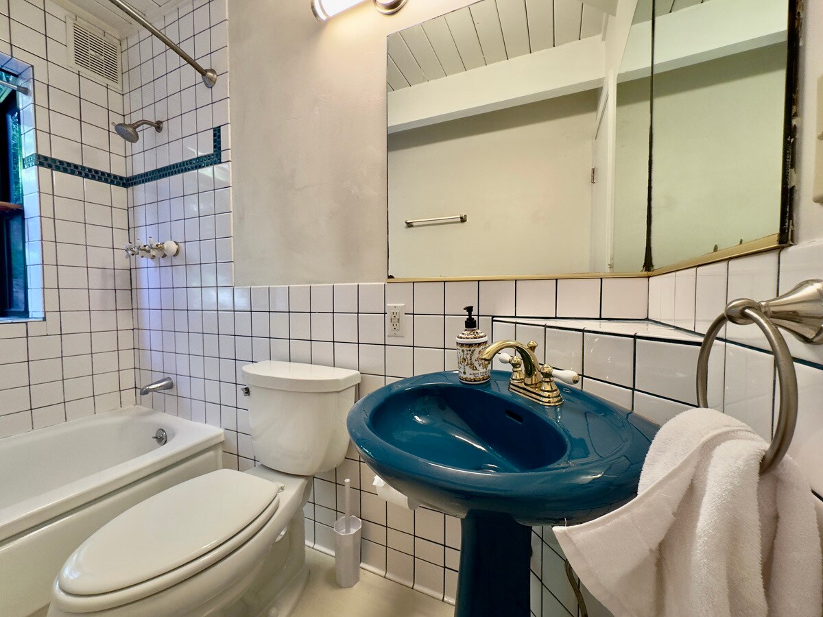 Building Photo - 6583 Valley View Rd