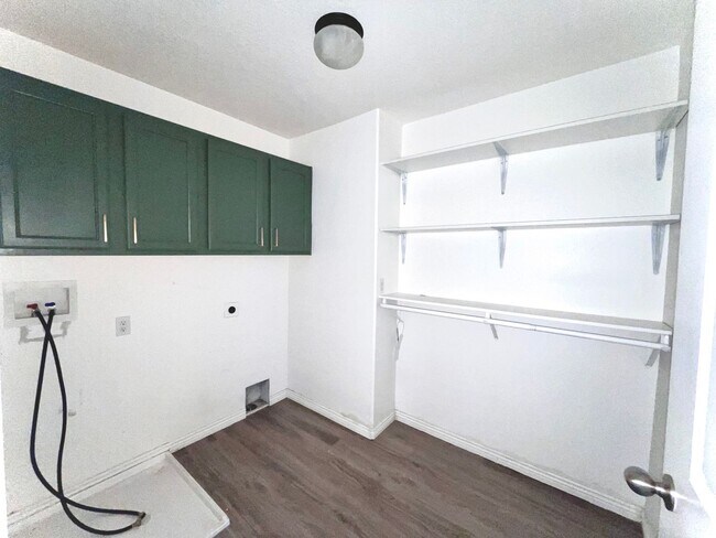 Building Photo - 4 bed 3 bath Townhome