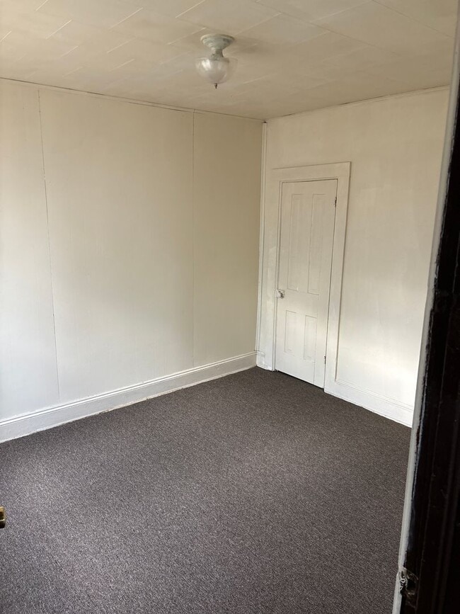 Building Photo - SPACIOUS 4 BEDROOM HOME READY TO WELCOME YOU