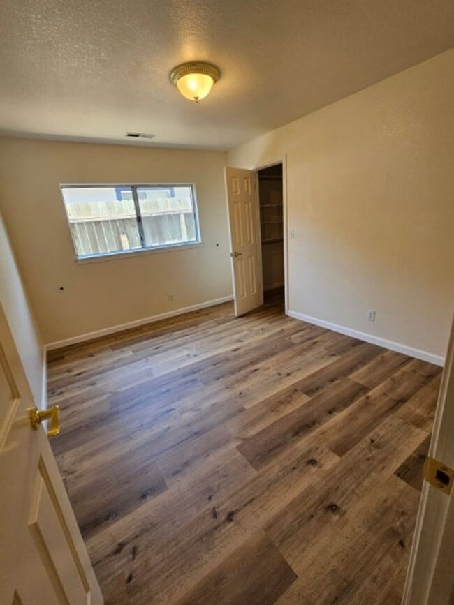 Building Photo - LAkeport Available NOW!