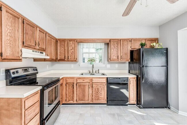 Building Photo - Live Comfortably in Williamsburg! Spacious...