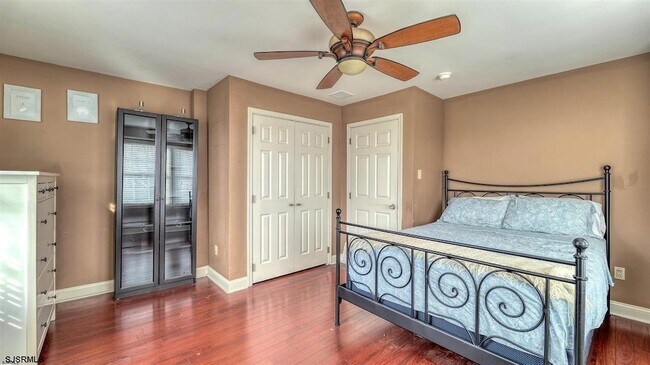 Building Photo - 403 Oak Ter