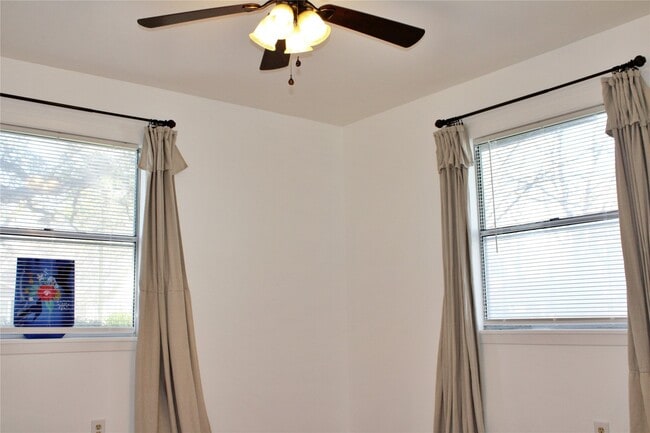 Building Photo - 218 Smith St