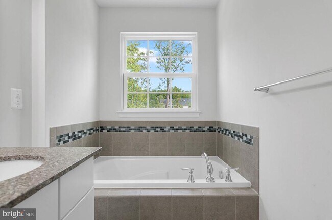 Building Photo - 8633 Rosecrans Ln