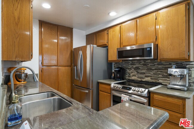 Building Photo - 3863 Thorncroft Ln