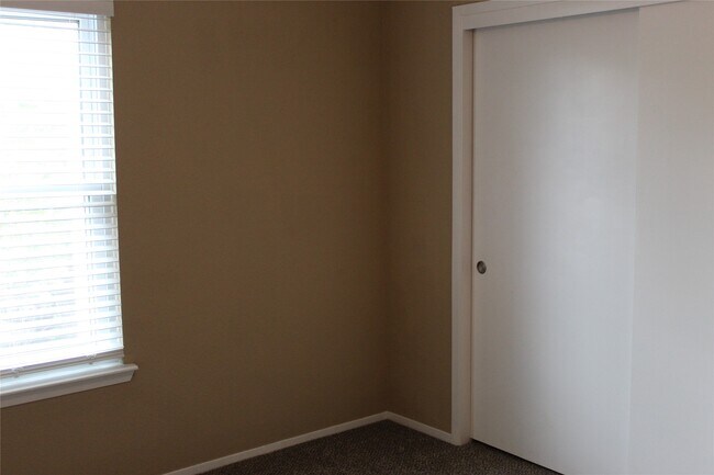 Building Photo - 2011 Spenwick Dr