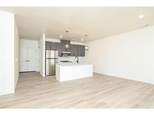 Building Photo - 28 7th St NE