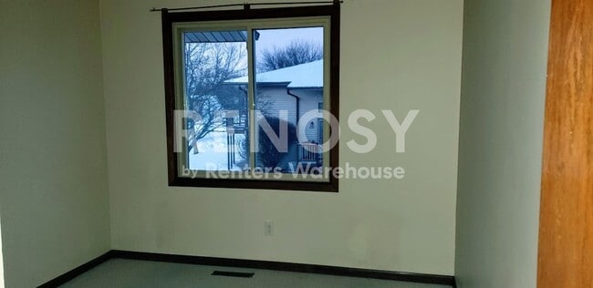 Building Photo - Available July 6th 2 Bedroom 2 Bath Townhome in Woodbury