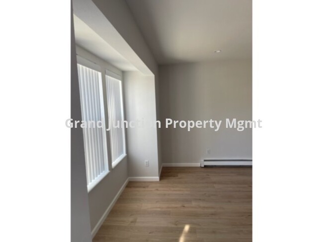 Building Photo - Completely Remodeled Townhome