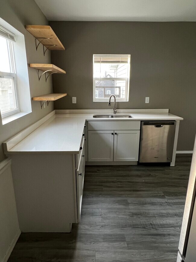 Building Photo - 313 Victoria Ave