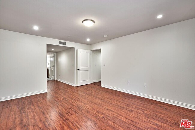 Building Photo - 4822 Elmwood Ave