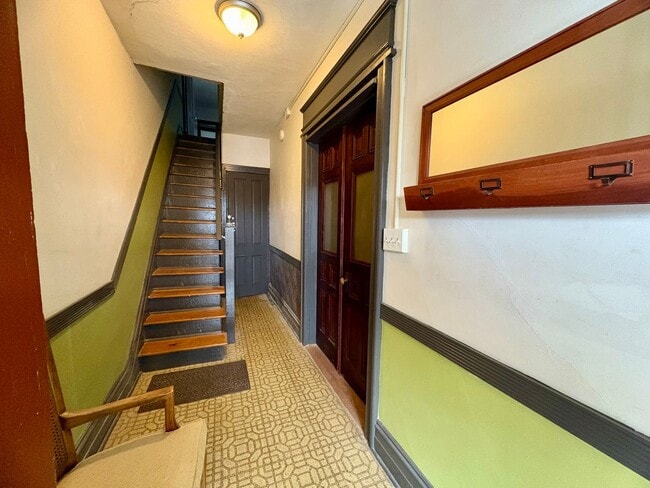 Building Photo - 342 N Newberry St