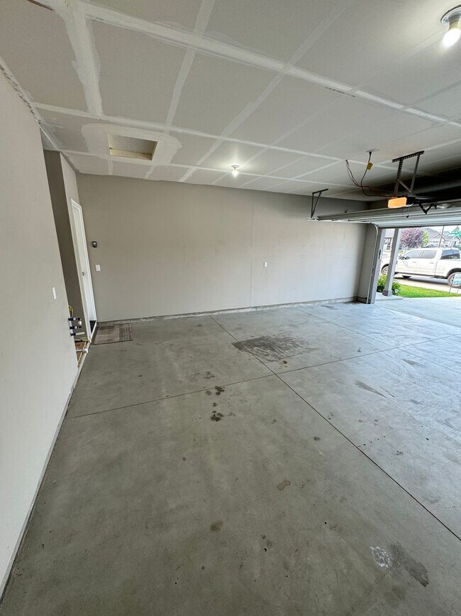 Building Photo - Charming 3-bedroom, 2-bathroom home locate...