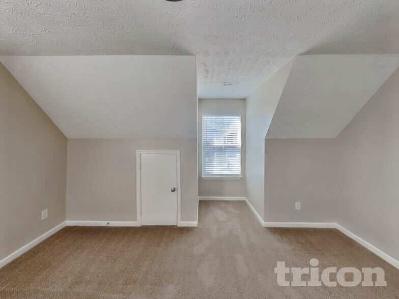 Building Photo - 4028 Deer Run Trce