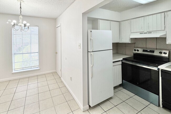 Building Photo - 2 Bed, 1.5 Bath Condo with Pool & Carport ...