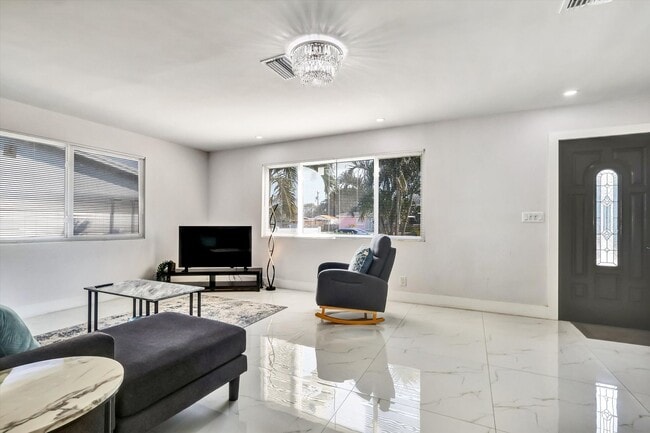 Building Photo - Single Family Home in Non HOA East Boca Raton