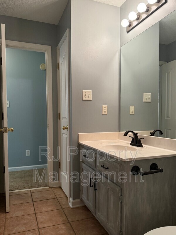 Building Photo - 6095 E Everett Hill Cir