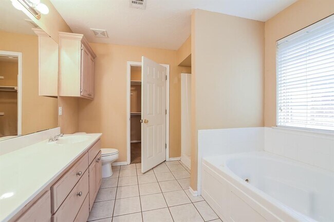 Building Photo - 536 SW 154th Ct