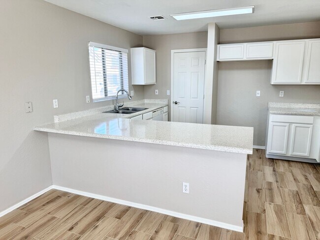 Building Photo - Remodeled 5 Bedroom/3 Bath Home. Upgraded Flooring & Kitchen!