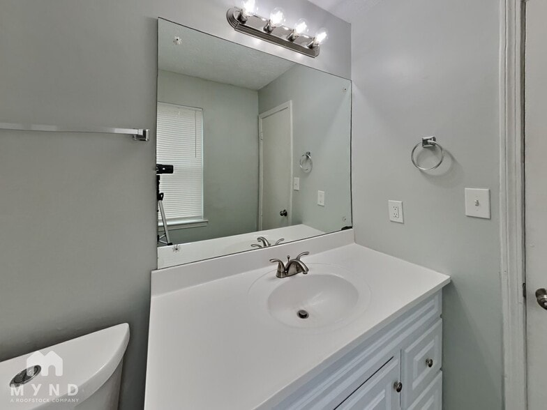 Building Photo - 2870 Woodhollow Ln