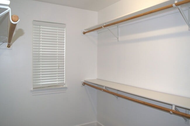 Building Photo - Large 2 Bed 2 Bath House With Lawncare Provided!