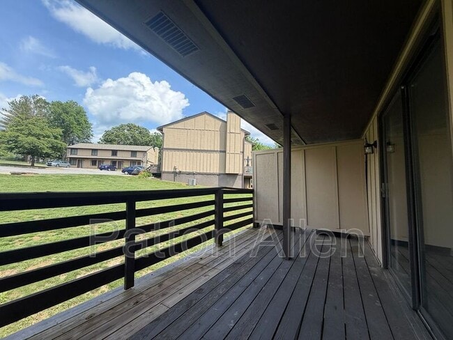 Building Photo - 28 Dawnwood Cir