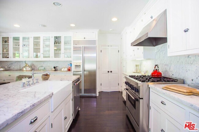 Building Photo - 1515 N Doheny Dr