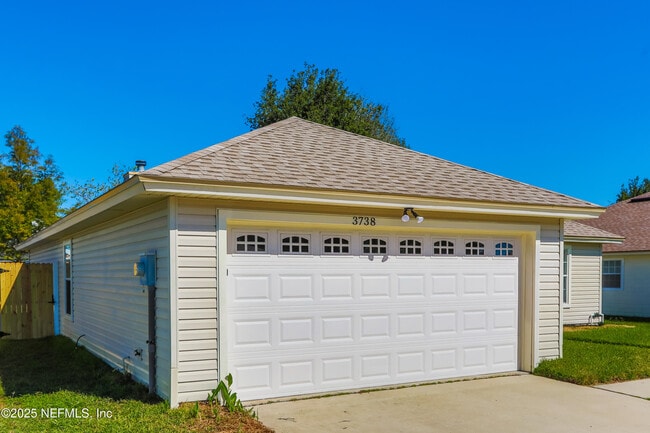 Building Photo - 3738 Woodbriar Dr