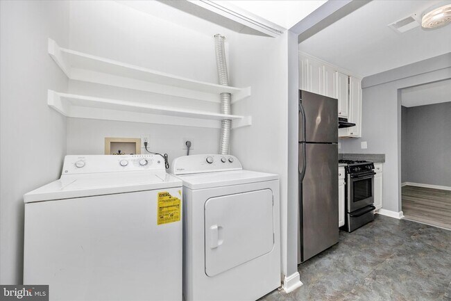 Building Photo - 10001 Vanderbilt Cir