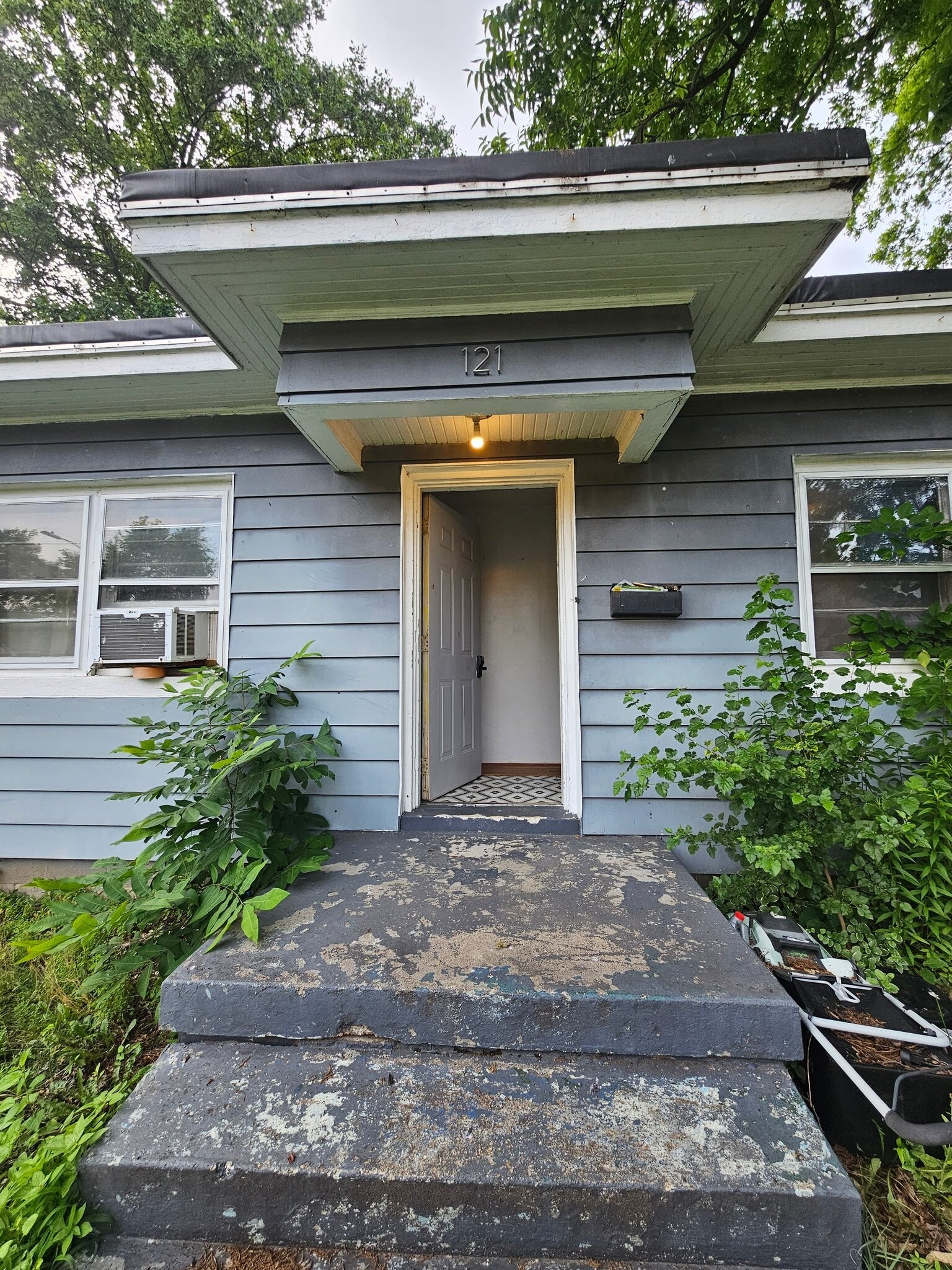 Building Photo - 121 W 9th St