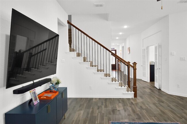 Building Photo - 10018 Farmland Dr