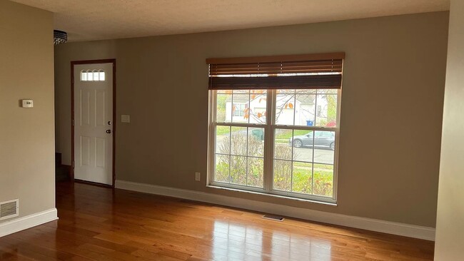 Building Photo - 6752 Riverside Glen Ct