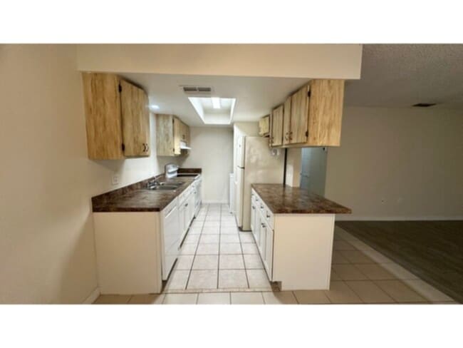 Building Photo - AVAILABLE NOW!  Washer &amp; Dryer Include...